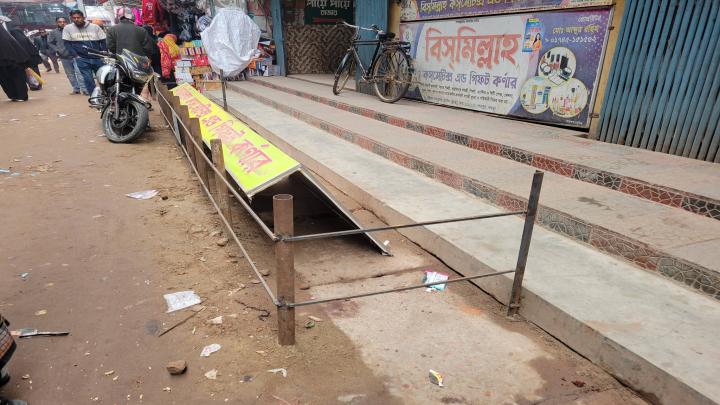 শেরপুরে রাস্তা ও ড্রেন দখল করে লোহার ব্যারিকেড: জনভোগান্তি চরমে, প্রশাসনের হুঁশিয়ারি